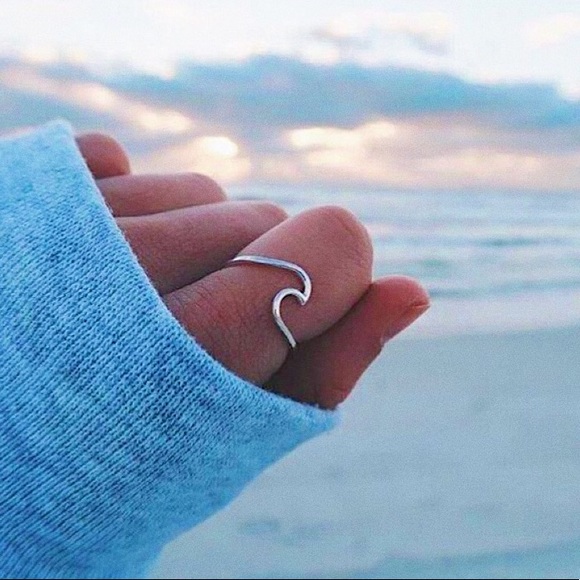 ✨Dainty Silver Wave Ring✨ - Picture 2 of 5